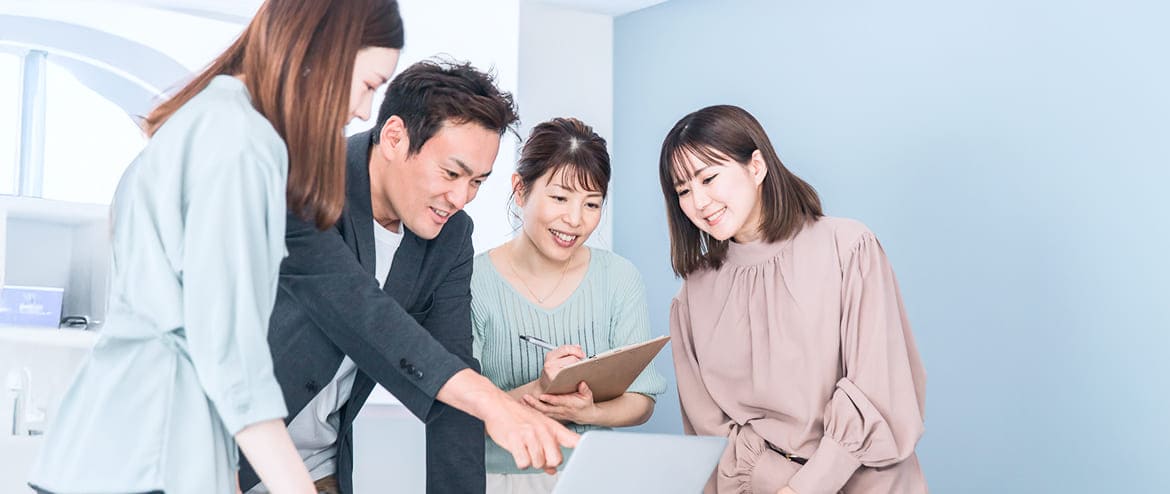 談笑しつつ仕事している様子