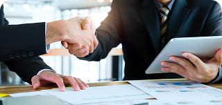 握手している様子