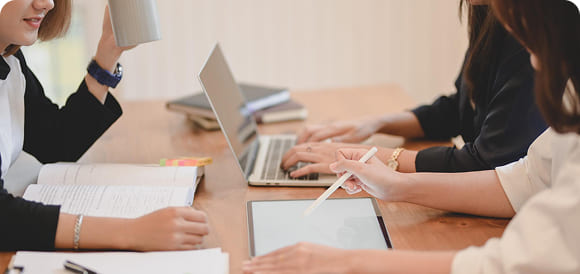 複数人で仕事している様子