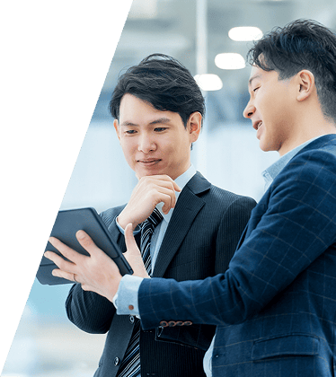 タブレットを二人で見ている様子