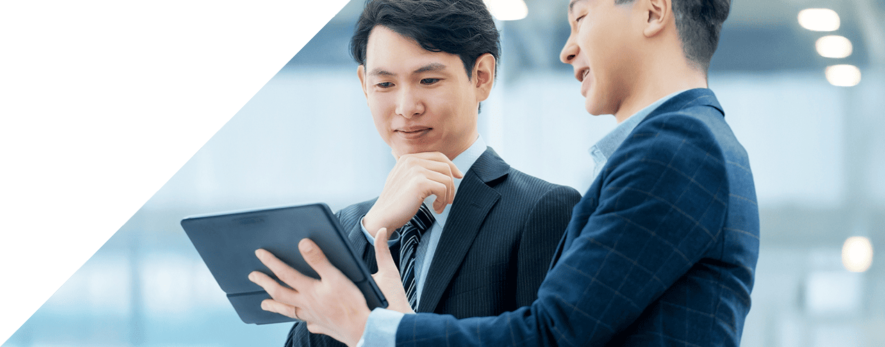 タブレットを二人で見ている様子