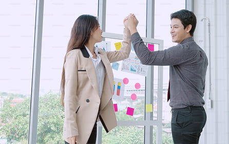 握手している様子