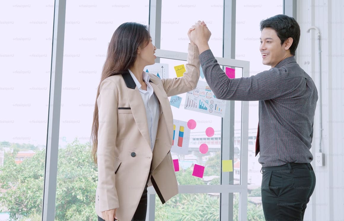 握手している様子