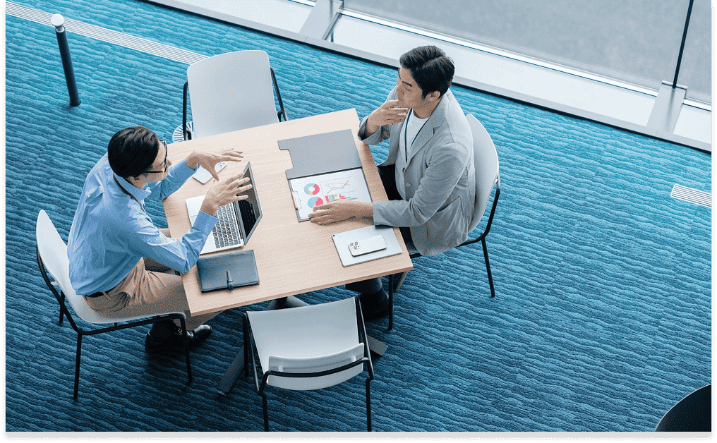 会議している様子