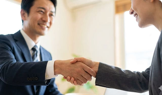 握手している様子